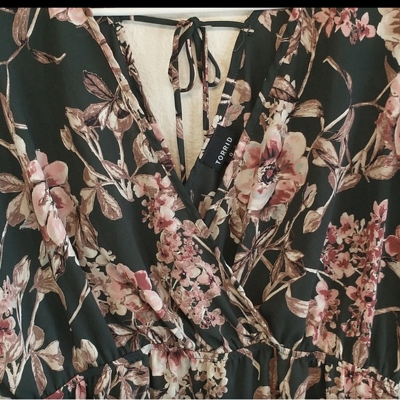 TORRID Boho Floral Shirred Waist Babydoll Blouse Flowy Sleeves Key Tie Size 0 - Picture 3 of 4